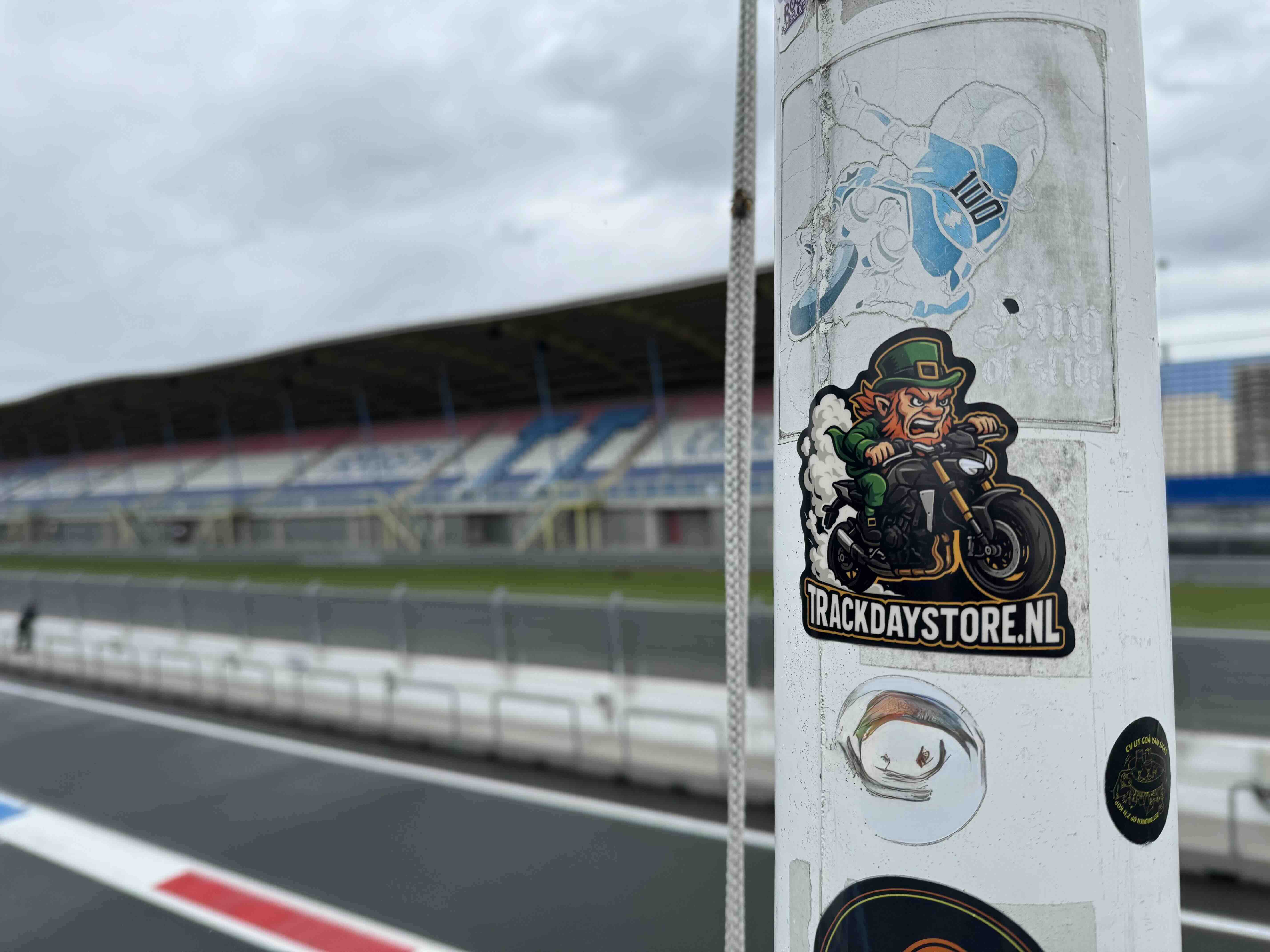 Trackdaystore sticker small - afbeelding 2